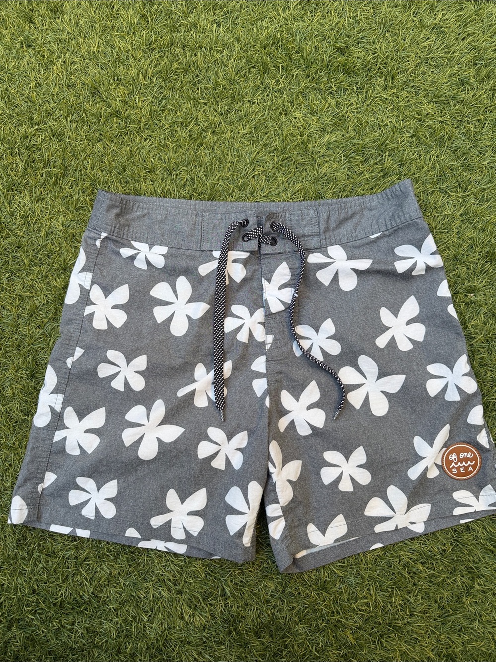 Of One Sea Men’s Floral Board Shorts Size 32 Gray Hawaiian Swim Trunks Beach